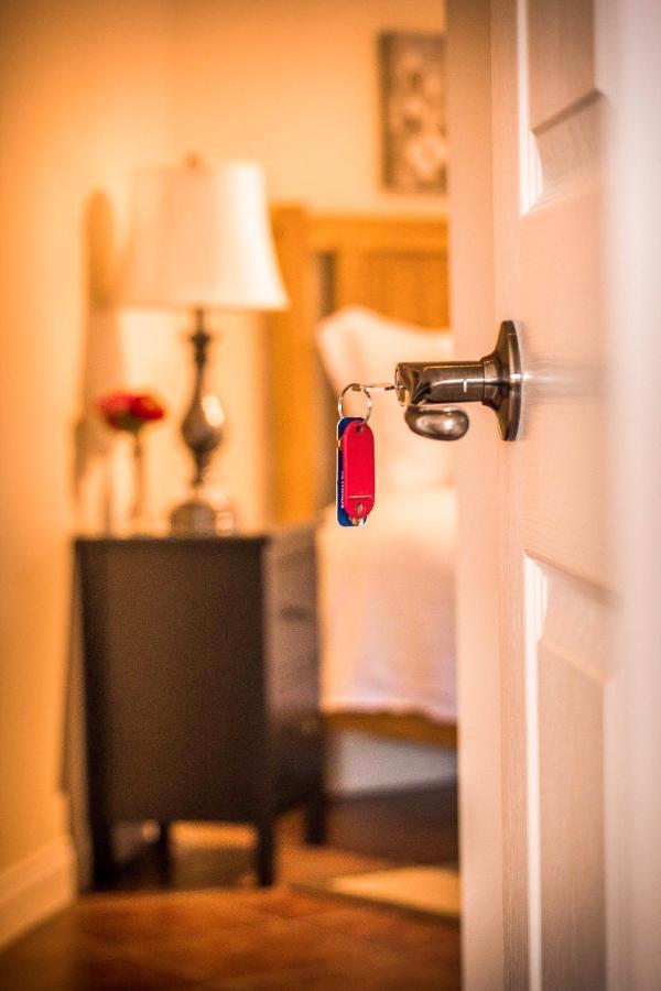 All Seasons Bed & Breakfast เคโลว์นา ภายนอก รูปภาพ