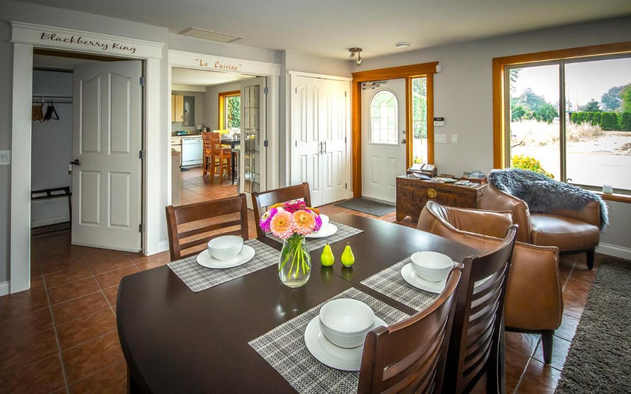 All Seasons Bed & Breakfast เคโลว์นา ภายนอก รูปภาพ