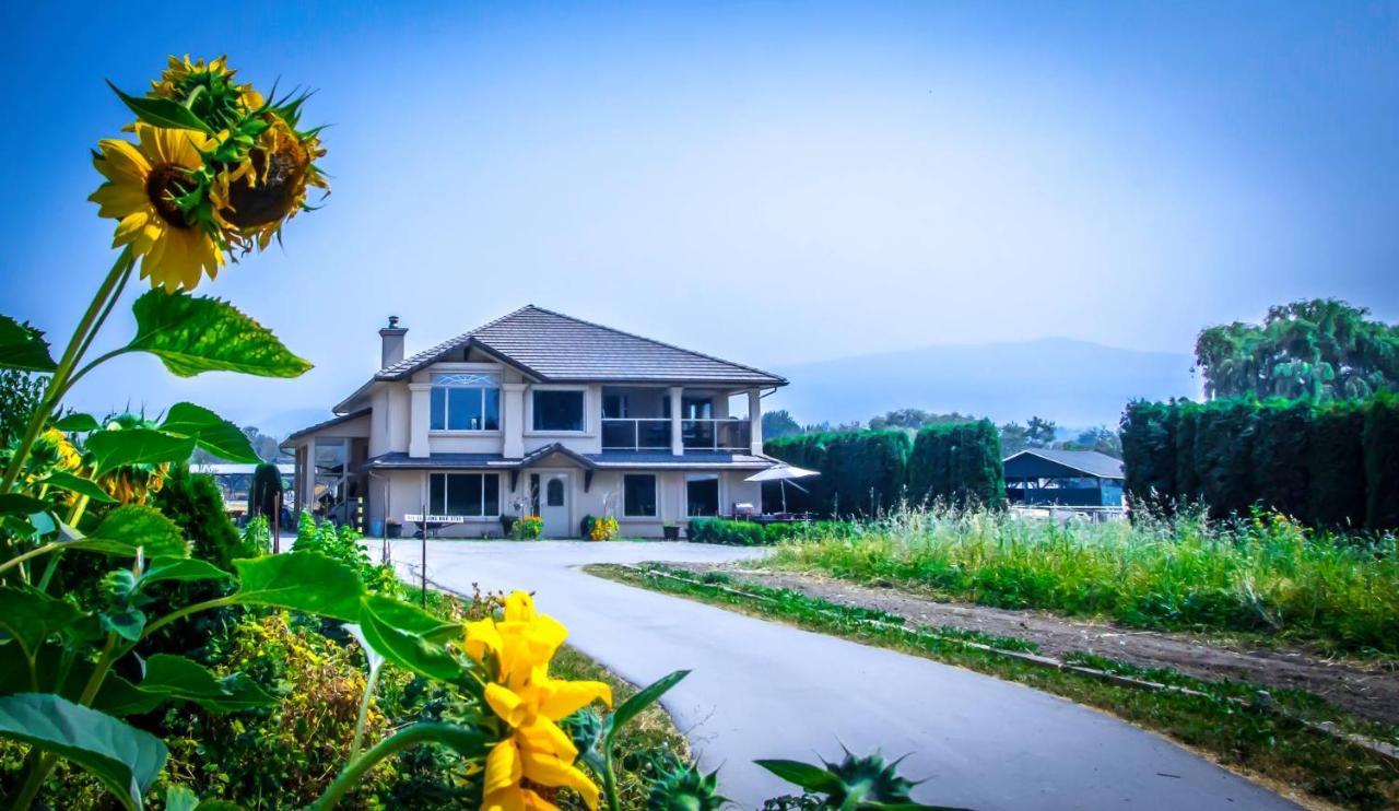 All Seasons Bed & Breakfast เคโลว์นา ภายนอก รูปภาพ