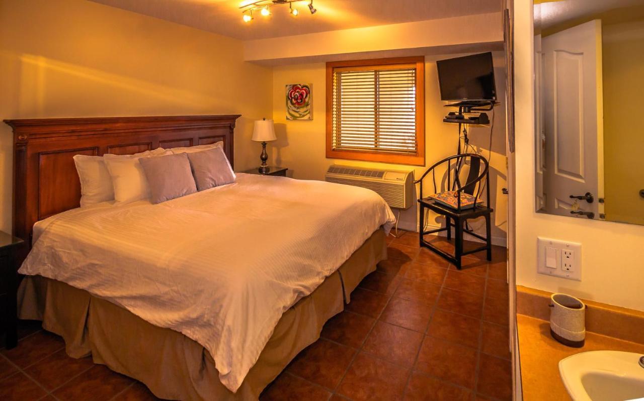 All Seasons Bed & Breakfast เคโลว์นา ภายนอก รูปภาพ