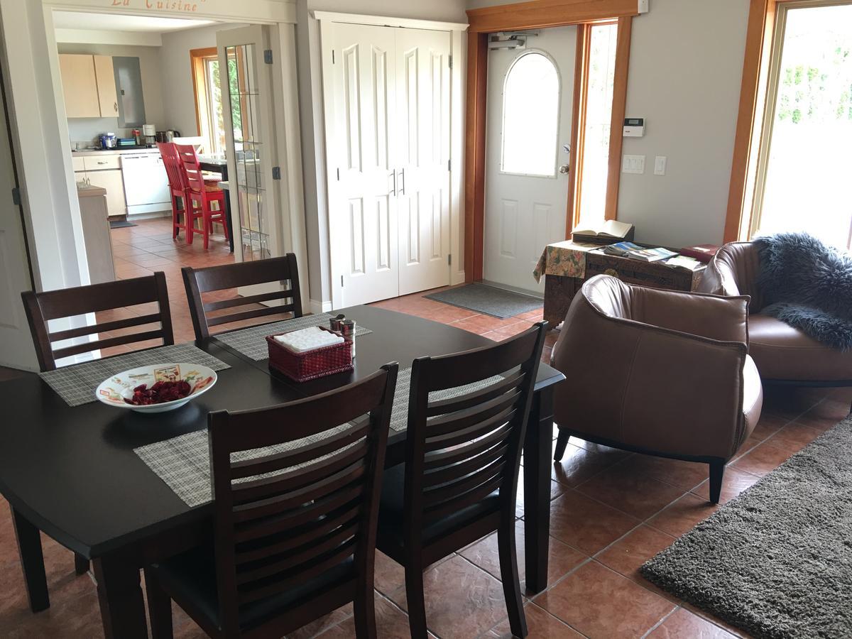 All Seasons Bed & Breakfast เคโลว์นา ภายนอก รูปภาพ