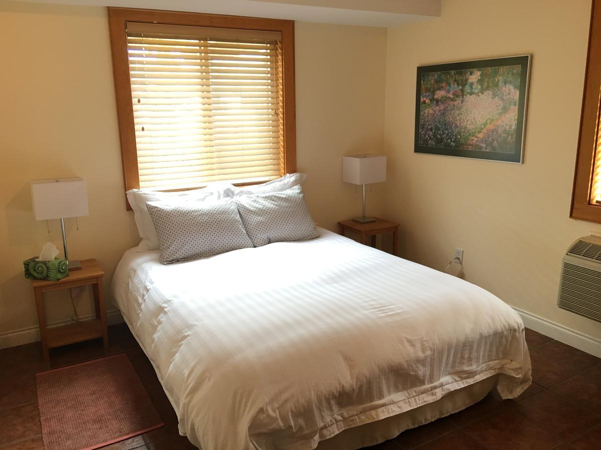 All Seasons Bed & Breakfast เคโลว์นา ภายนอก รูปภาพ