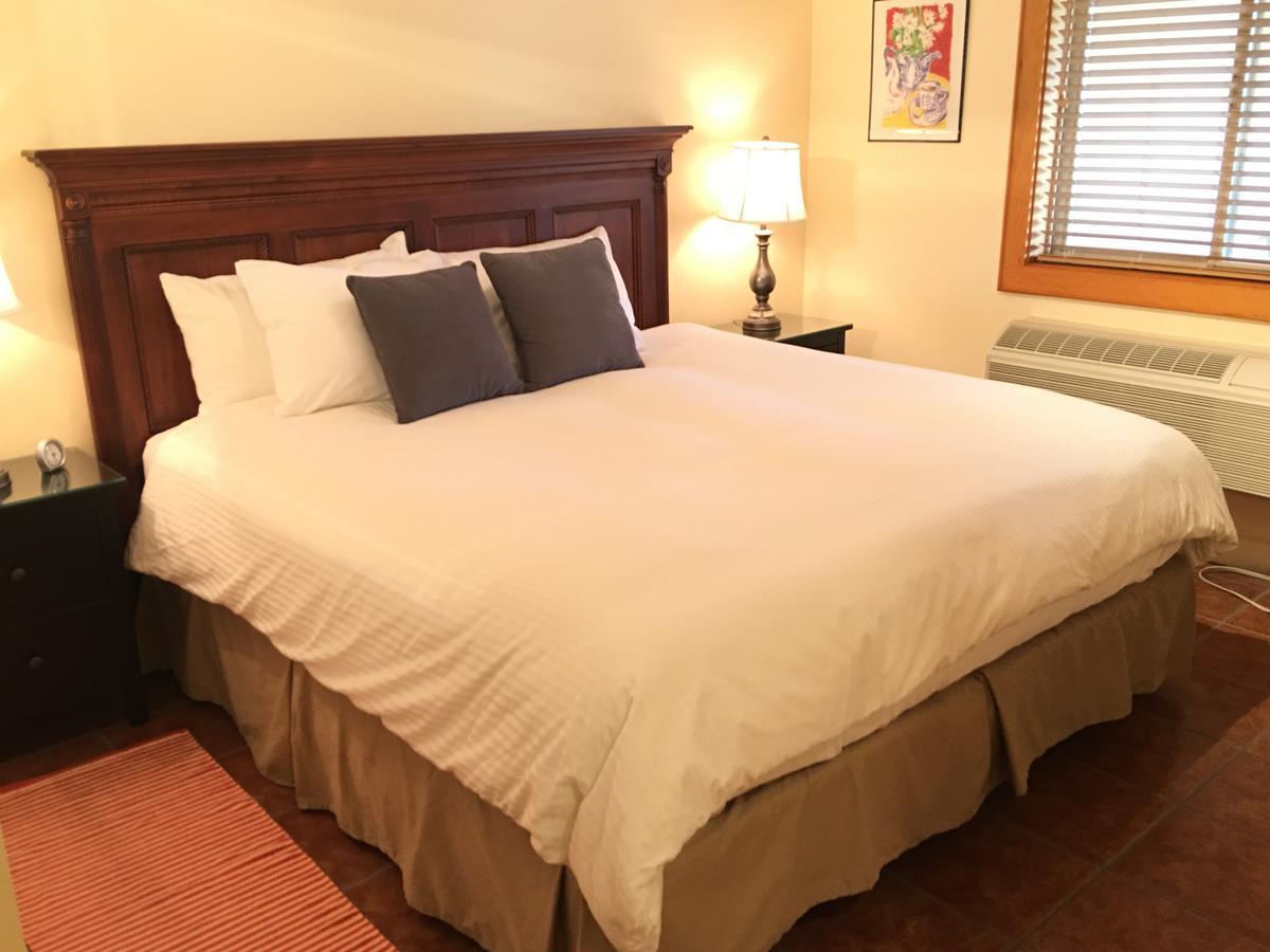 All Seasons Bed & Breakfast เคโลว์นา ภายนอก รูปภาพ